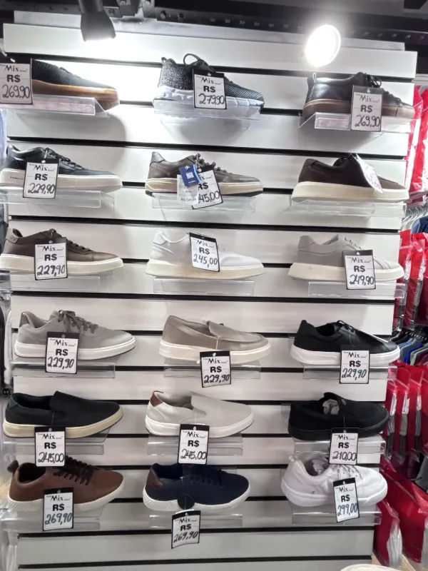Parede de tênis e calçados masculinos