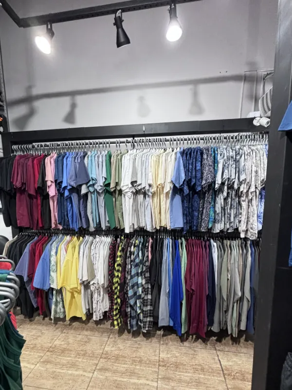Arara de camisetas de várias cores