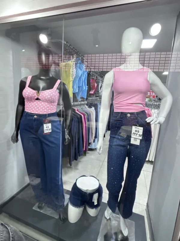 Manequins com looks femininos completos